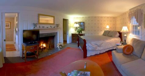 Photo of the Innkeeper's Pride suite with fireplace